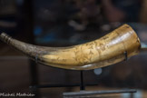 CORNES GRAVÉES XIXe siècle
Auteurs Inconnus
Camargue
Corne, bois et fer
[Mucem, Marseille Ane. coll. musée des Arts et Traditions populaires]
Ces cornes étaient utilisées pour contenir des liquides, souvent de l’huile de cade pour soigner les plaies des bêtes blessées. Les bouviers (gardians) et bergers décoraient eux-mêmes leur corne. Dubuffet disait qu’il aurait aimé peindre comme un vieux berger.