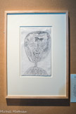 MICHEL TAPIÉ
Août 1946
Jean Dubuffet
Fusain sur papier [Musée Cantini, Marseille]
Critique d’art, musicien et artiste, Michel Tapié est un fidèle du peintre. Grand connaisseur de la scène artistique contemporaine, il est aussi très investi dans les activités de l’Art Brut. Il seconde Dubuffet dans ses prospections. Lors du deuxième voyage du peintre au Sahara, Tapié dirige le Foyer de l’Art Brut, créé en 1947 dans les sous-sols de la galerie René Drouin à Paris.