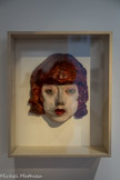 LILI
1936
Jean Dubuffet
Carton-pâte peint
[Collection Fondation Dubuffet, Paris]<br> LILI CARLU-DUBUFFET
Originaire d’Étaples dans le Pas-de-Calais, Émilie Carlu, dite Lili, est une amie proche de Kiki de Montparnasse.
Au début des années 1930, Dubuffet la rencontre dans ce quartier fréquenté par les avant-gardes. Ils se marient quelques années plus tard. Tous deux partagent un goût prononcé pour la peinture et pour l’art populaire. Elle l’encourage et le conforte dans son désir de devenir artiste. Elle est tout à la fois son modèle et sa complice quand elle habille les marionnettes que Dubuffet façonne.