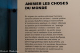 ANIMER LES CHOSES DU MONDE
En érigeant de manière polémique l’animisme - certaines choses ont une âme - comme système de pensée, Dubuffet s’attaque insidieusement à l’évolutionnisme appliqué à la religion (idéologie qui postule que le monothéisme est l’apanage des prétendus «civilisés», l’animisme celui des supposés «primitifs»). Le peintre laisse croire qu’il est le médiateur d’une spiritualité propre à la matière et aux choses. Son intérêt pour les objets naturels où se logent des figures à découvrir (un animal dans une racine, un personnage grotesque dans du bois flotté, une idole dans une pierre...) et ses séries de peintures célébrant P«esprit du sol» participent de cette opération de réévaluation de systèmes autres de représentation du monde.