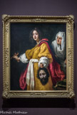 <center>Judith tenant la tête d'Holopherne.</center>Cristofano Allori. (1577-1621).
1613. Huile sur toile.
Afin de délivrer son peuple assiégé, la jeune Judith pénètre avec sa servante dans le campement des soldats assyriens et tue leur général, Holopherne, en lui tranchant la tête. Entre la fin du XVIe et le début du XVIIe siècle, cet épisode biblique connaît une grande notoriété et de nombreux peintres s'attachent à le représenter, tels Caravage ou Artemisia Gentileschi. Cristofano Allori en peint trois versions, dont celle-ci, acquise par le prince de Liechtenstein en 1979. Salué comme un véritable chef d'œuvre déjà du vivant de l'artiste, ce tableau donne à voir de manière exemplaire le soin des détails et la grâce du dessin typiques du peintre, son naturalisme marqué et la richesse des couleurs, notamment dans le traitement des étoffes. Par ces qualités, l'œuvre d'Allori contribue au renouveau important de la peinture florentine tout en anticipant l'esthétique du baroque, dont ce peintre sera l'un des représentants principaux. Selon des commentateurs de l'époque, la tête d'Holopherne serait un autoportrait d'Allori, tandis que Judith serait représentée sous les traits de la Mazzafirra, une jeune florentine que le peintre aurait courtisée sans succès.