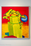 <center></center>Peter SAUL
1934, San Francisco (États-Unis)
Angela,
Dupartmint of Justiss
1972
Sérigraphie sur papier
Inv. C .73.1.3
Don de la Galerie Darthea Speyer, Paris, 1973.
Peter Saul étudie à la California School of Fine Arts de San Francisco et à la Washington University School of Fine Arts de Saint-Louis.
À 22 ans, Saul quitte les États-Unis dont il ne supporte plus le moralisme puritain. De 1955 à 1965 il parcourt l'Europe. Il élabore une œuvre de rébellion iconographique, politiquement incorrecte. On y retrouve les formes du réalisme engagé (George Grosz, Otto Dix) et l'imagerie surréaliste (Salvador Dali, la période vache de René Magritte) associée à une crudité semblable à celle de son ami, le dessinateur Robert Crumb. Les artistes français de la Figuration Narrative revendiquent son influence.
L'artiste adopte une esthétique a gore 