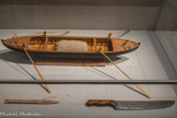 <center></center>2 Modèle réduit d’une tonera 
Marcel Blazina-lzola Slovénie, 1996
Bois
Le thonier, appelé tonera, était un bateau en bois dont la forme et la taille permettaient le transport d’un grand filet pesant environ 80 kg. Le temps d’encerclement du banc de thons devant être de 10 min au maximum, ce bateau était très fuselé afin d’obtenir une maniabilité et une vélocité maximales. <br>
3 Aiguille pour fabriquer et ravauder les filets.
Aurisina, Trieste, Italie, 1946
Bois de cornouiller
Le filet, qui avait une longueur d’environ 500 m, était tiré de chaque côté par une vingtaine de personnes venues spécialement du village pour aider les pêcheurs. <br>
4 Couteau pour découper le thon
1915 Bois, métal
Après chaque prise, les entrailles étaient nettoyées directement sur la plage selon un rituel précis. Les têtes et les ventres étaient divisés entre les pêcheurs car considérés comme des pièces de valeur. Les villageois qui avaient aidé à tirer le filet sur la plage recevaient des cœurs, des foies et des tranches de thon.