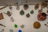 <center>Au cœur de la diète méditerranéenne : l'huile d’olive.</center>7 Pichets pour stocker l’huile d’olive [kûzz]. Soufflerie Abou Ahmad Damas, Syrie, 2003. Verre. <br>
8 Huilier. Cannes, Alpes-Maritimes, France, XIXe siècle. Verre.<br>
9 Burette. Naples, Campanie, Italie, Début du XXe siècle. Cuivre. <br>
10 Burette Espagne, 2004. Acier inoxydable.<br>
11 Burette. Athènes, Grèce, 2002.12  Fer blanc
12 Bouteille d'huile d’olive. Tusa, Messine, Italie, vers 1950.Verre, osier, liège.<br>
13 Flacon à huile<br>
14 Cruches à huile. Manolis Syragopoulos
Margarites, Réthymnon, Crète, Grèce, 2002. Terre cuite.<br>
15 Pot à olives.
Égine, Grèce, vers 1960. Terre cuite.<br>
16 Pot à olives. Teruel, Espagne, vers 1976. Terre cuite.