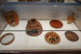 <center>Le pain du four tabouna</center>1 Tamis.
Algérie, 1950-2000. Bois blanc, grillage.<br>
2 Four [tannour].
Zagora, Drâa-Tafilalet, Maroc, 1950-2000. Argile.<br>
3 Four [tannour].
Taroudant, Souss-Massa, Maroc, 1950-2000. Argile.<br>
4 Panier à pain.
Nivritos, Crète, Grèce, 1970-1980. Paille d’Italie.<br>
5 Panier à pain.
Tansikht, Drâa-Tafilalet, Maroc, vers 2000. Fibre de palmier.
Mucem<br>
6 Plat. 
Kouriet, wilaya de Tizi Ouzou, Algérie, 1900-1950. Terre cuite, pigments.<br>
7 Plat à galette. 
Constantine, wilaya de Constantine, Algérie. Fin du XIXe siècle. Terre cuite, pigments naturels. Musée du Quai Branly - Jacques Chirac, Paris. <br>