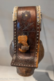 <center>Collier de bouc meneur.</center>Arles, Bouches-du-Rhône, France. Bois, cuivre, cuir, tôle bronzée, os, peau de mouton, laine.
