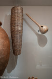 <center>Ensemble d'objets utilisée pour la fabrication et la consommation du vin.<br>
Géorgie entre 1900 et 2015.</center>6 Filtre à vin [satsouravi]
Région de Kakhétie, Géorgie, 2015. Cornouiller.
Pour prélever le vin du qvevri, un filtre à vin en vannerie est immergé dans la jarre puis le vin puisé grâle à l’orchimo ; les impuretés éventuelles sont filtrées par la vannerie.<br>
7 Louche [orchimo]
Sighnaghi, région do Kakhétie, Géorgie, vers 1960. Coloquinte.
Sert à puiser le vin du qvevri pour le verser ensuite dans une cruche.