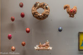 <center>Les prescriptions alimentaires religieuses collectives chez les chrétiens</center>1 Œufs de Pâques, Grèce et Croatie, vers 1980 Œuf, pigment décalcomanie, sucre, colorant, cire.<br>
4 Gâteau, Naples, Campanie, Italie. Matière alimentaire, œuf.<br>
5 Gâteau en forme de coq. Matière alimentaire, œuf.<br>
9 Agneau pascal. Cosenza, Calabre, Italie. Pâte d'amande, ruban, carton, sucre.
Pour les chrétiens, la fête de Pâques célèbre la résurrection de Jésus (passage de la mort à la vie) et l’agneau pascal (ou Agnus Dei) symbolise le Christ. Comme l’agneau, Jésus est une victime innocente sacrifiée pour racheter les péchés des hommes. Cet animal rappelle la soumission du chrétien à Dieu, les vertus d’innocence, de douceur et de bonté.
Collection d'ethnologie d'Europe, Muséum national d'histoire naturelle, Paris. <br>