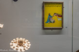 <center></center>10 Le sacrifice d’Isaac.
Anonyme, Tunisie, 1987. Verre, bois, papier, peinture acrylique.
L’Aïd al-Adha, la fête du sacrifice, ou l’Aïd el-Kebir, la grande fête, commémore la force de la foi d’Abraham en son Dieu, symbolisée par l’épisode où il accepte de sacrifier, sur l'ordre de Dieu, son fils Isaac. Dieu envoie l'archange Gabriel qui, au dernier moment, substitue à l’enfant un mouton qui sert d’offrande. En souvenir de cet épisode, les familles musulmanes sacrifient un animal en l’égorgeant (un mouton de six mois ou une chèvre ou un bovin de deux ans). Une partie de la viande est offerte, une autre est consommée.