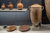 <center>Les premiers agriculteurs éleveurs</center>15 Amphore.
Khaldé, Liban, Age du Fer (1200-333 av. J.-C) Terre cuite.