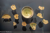 <center>Les céramiques byzantines.</center>Elles sont les vestiges de l’Empire byzantin qui a rayonné sur le bassin méditerranéen pendant plus de dix siècles (330-1463). L’une des productions de céramique les plus importantes aux XIIe-XIIIe siècles se rattache à Chalcis (Gréce), l’ancien port de Thèbes, au nord d’Athènes. Chalcis était un hub maritime dont les marchandises, telles que denrées agricoles transportées en amphores, soie et vaisselle de table, furent acheminées à travers la Méditerranée et la mer Noire jusqu'à Marseille et Chersonèse en Crimée, Saint-Jean-D’acre et Tyr dans le Levant.<br>
1-2 Plat et fragment de plat Empire Byzantin Terre cuite
Sèvres - Manufacture et Mimée nationaux. <br>
3-10 Fragments de plats
Tyr, Liban, époque byzantine (396-637 apr. J.-C.) Terre cuite
Direction Générale des Antiquités du Liban.