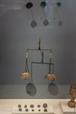 <center>Les poids islamiques d’Egypte.</center>Les poids et estampilles en verre de l’Égypte musulmane (VIIe-XVIe siècles) font l'objet d'un strict contrôle dès le VIIe siècle. Chaque poids est estampillé du nom d’un gouverneur et directeur des finances, et d'une mesure, par exemple « un quart de grande livre, poids plein ». Ces mesures servaient à peser des denrées sur un marché : viande, raisin, humus, pois chiches (secs, frais ou grillés), huile, laitages, herbes, graines, sucreries, plats préparés... Une estampille de sous-section, marque de contrôle, rappelle la « nécessaire probité envers Dieu », source d’équité et de justice. <br>
1 Estampille d’une mesure de Sinab 
Égypte, époque Umayyade (119-737). Verre. Le Sinab est en condiment ou une sauce épicée à base de moutarde.<br>
2 Estampille d'une mesure de cumin blanc Égypte, époque Umayyade (131-132/749). Verre.<br>
3 Estampille d'une mesure de cumin blanc Égypte, vers 162-161/ 769-778 Verre. Bibliothèque nationale et universitaire de Strasbourg.