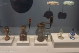 <center></center>5 Boîtes à épices.Kütahya, Turquie, seconde moitié du XVIIIe siècle. Pâte siliceuse, engobe siliceux, glaçure peinte. Sèvres - Manufacture et Musée nationaux<br>
6 Moulin à poivre et à épices 
Provence, France, vers 1680 Bois, fer.<br>
7 Moulin. Saint-Etienne. Auvergne-Rhône-Alpes, France 1740. Hêtre, châtaignier, cuivre, fer.
8 Moulin à poivre France, XVIIIe siècle Fer.<br>
9 Poivrières France, XIXe siècle Verre. Mucem.