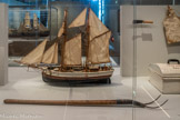 <center>La morue importée.</center>5 Fourche  [garfo]
Bois, fer
Sert à harponner la morue.<br>
6 Coffre [foquim]
Zinc
Sert au pêcheur à stocker et transporter les provisions nécessaires à la journée de pêche, généralement du pain, des olives et du poisson frit.<br>
8 Sac d’huile de foie de morue. Tissu brut, sisal, bois. Museu Maritimo de Lihavos, Portugal.<br>
9 Couteau à morue. Sourdeval, France, 1975. Hêtre, acier. Mucem.<br>
10 Modèle réduit de brick-goélette (fin du XIXe siècle).
Jean Joly. Vers 1970. Bois, textile.
Collection de la chambre de commerce et d’industrie Aix Marseille Provence.
Don de Mme H. Gasmi-Taboni, 2016