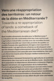 <center>Vers une réappropriation des territoires : un retour de la diète en Méditerranée? </center>Quel modèle alimentaire durable pour la Méditerranée?
La situation est très contrastée entre les rives nord et sud. L’agriculture industrielle coexiste avec de nouvelles formes d’agriculture durable qui visent des produits de qualité. Le modèle français des appellations d’origine s’est exporté en Méditerranée. Les agricultures urbaines se développent ainsi que les réseaux d’approvisionnement alternatifs où producteurs et consommateurs sont associés sans intermédiaires, bien qu’il y ait d’énormes écarts entre l’Europe méditerranéenne et le reste de la zone.
Divers facteurs menacent fortement les agricultures et systèmes alimentaires des rives sud et est de la Méditerranée : doublement de la population et dépendance alimentaire croissante (Algérie, Égypte) entraînant une augmentation de la malnutrition, fractures géographiques et économiques accrues entre ruraux et urbains, fracture agricole entre une production vivrière sous-développée et une agriculture d’exportation mondialisée, catastrophes environnementales et climatiques, diminution drastique de la ressource en eau allant de pair avec une baisse de sa qualité.