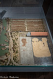 <center>La lagune de Valencia</center>Située à dix kilomètres au sud de Valence, et d'une superficie de 21120 hectares, l'Albufera est une lagune située en bordure de la Méditerranée qui comprend un lac et des espaces dédiés à la riziculture et au maraîchage. En dépit de son classement en 1986 comme parc naturel, l'Albufera connaît toujours un intense processus d'urbanisation et d'industrialisation au détriment des activités agricoles.<br>
Maquette d'une exploitation rizicole près de la lagune de Valence, Espagne. Réalisation : Denis Delpalillo, Martigues, 2020. Échelle 1/100. Production Mucem.