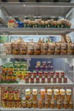 <center>Les aliments ultra-transformés</center>Arrivés massivement dans les années 1980, les aliments ultra-transformés représentent 70 % des produits étiquetés vendus en grandes surfaces. Ces « faux » aliments sont des recombinaisons d’ingrédients et d’additifs cosmétiques pour modifier les propriétés sensorielles qui incitent à l'achat (goût, couleur, arôme et texture). Ils sont basés sur l’idée qu’une préparation n’est qu’une somme de composés interchangeables, ce qui est erroné. L’aliment est un ensemble complexe au sein duquel les interactions entre les nutriments jouent un rôle essentiel pour une bonne santé. Avec le craquage, le blé peut être décomposé en plus de dix sous-produits qui entreront dans la formule d'ingrédients ultra-transformés...
Les parties séparées deviennent plus rentables que l’aliment de départ, et permettent de fabriquer des denrées industrielles à bas prix. Notre organisme réagit à leur consommation excessive par diverses maladies chroniques, avec en tête l’obésité et le diabète.