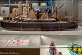 <center>Modèle réduit du paquebot Parana.</center>Modèle réduit du paquebot Parana.
Bois, métal
La Société générale des transports maritimes à vapeur (SGTM), créée en 1865 à Marseille, commerça d’abord vers l'Algérie avant de gagner les Amériques du Sud et centrale ou le Pacifique. Le paquebot Parana portait le nom du fleuve qui depuis les hauts plateaux brésiliens coule jusqu’à l’Atlantique via l’Argentine. Construit aux chantiers navals de La Seyne-sur- Mer, long de 128 m sur 15 m de large, ce navire mixte pouvait recevoir 128 passagers en cabines et 1500 émigrants en dortoirs, tout en emportant plus de 1500 t de marchandises déposées dans sept compartiments. À son retour vers la France, le paquebot transportait des céréales d’Argentine (blé, maïs, avoine, son), des cafés et cacaos du Brésil. Ce navire disparut en 1917, torpillé par un sous-marin allemand au large des côtes grecques. Collection de la chambre de commerce et d'industrie Aix Marseille Provence (CCIAMP).