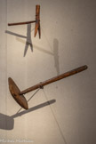 <center>Un ensemble d'objets servant à la culture de la châtaigne, 1900-1950.</center>1 Fourche à châtaignes.
Lentillères, Ardèche, France Bois
Sert à briser la bogue en évitant de dr se piquer les doigts et à cueillir les châtaignes. <br>
2 Écorçoir à châtaignes.
Saint-Joseph -des-Bancs, Ardèche,
France. Bois.
Sert à retirer la bogue des châtaignes.