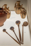 <center>Au cœur de la diète méditerranéenne : l'huile d’olive.</center>14 Cruches à huile. Manolis Syragopoulos
Margarites, Réthymnon, Crète, Grèce, 2002. Terre cuite.<br>17 Cuillères à olives. Antibes, Alpes-Maritimes et Minho, Portugal, vers 1930.
Buis, châtaignier, hêtre.
Mucem.