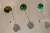 <center>Les poids islamiques d’Egypte.</center>1 Estampille d’une mesure de Sinab 
Égypte, époque Umayyade (119-737). Verre. Le Sinab est en condiment ou une sauce épicée à base de moutarde.<br>
2 Estampille d'une mesure de cumin blanc Égypte, époque Umayyade (131-132/749). Verre.<br>
3 Estampille d'une mesure de cumin blanc Égypte, vers 162-161/ 769-778 Verre. Bibliothèque nationale et universitaire de Strasbourg.