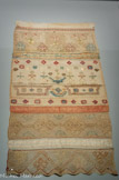 <center>Bande de tissu collectée par le baron de Baye.</center>Russie (probablement Smolensk). 2e moitié du XIXe siècle.
Soie, fils flottants, broderie.
Mucem, collection d'ethnologie d'Europe, dépôt du Muséum national d'histoire naturelle, Marseille.