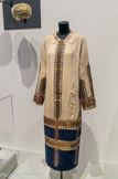 <center></center>Paris, été 1923.
Crêpe, lamé or et broderie Patrimoine Lanvin, Paris. Jeanne Lanvin crée en 1923 le modèle Toutankhamon, qui évoque par sa coupe tubulaire et son décor géométrique les chemises traditionnelles russes aux manches brodées. Ses sources proviennent de ses archives personnelles, la couturière ayant collectionné toute sa vie des échantillons, des broderies et des vêtements traditionnels qui lui servaient de références et d'inspirations.