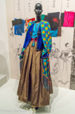 <center>Yves Saint Laurent Ensemble de soir.</center>Collection haute couture automne-hiver 1976, dite « Opéra-Ballets russes ».
Prototype, ateliers Jean-Pierre et Esther.
Boléro : velours de soie (maison Hurel), galons brodés de pertes ; blouse : satin de soie façonné (maison Abraham) ; jupe : soie (maison Abraham) ; étole : crêpe de soie ; ceinture : satin de soie façonné.
Château Borély - Musée des Arts décoratifs, de la Faïence et de la Mode, Marseille.