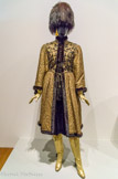 <center>Yves Saint Laurent. Ensemble de soir.</center>Collection haute couture automne-hiver 1976, dite « Opéra-Ballets russes ».
Modèle cliente, Ateliers Jean-Pierre, Blanche et Lefort.
Manteau : lamé or, haut matelassé (maison Abraham) et brodé de perles de verre facettées (maison Lesage), vison (maison Garande), passementerie (maison Leroux) ; jupe : velours de coton (maison Léonard).
Musée Yves Saint Laurent Paris, Paris. 
La collection dite « Opéra-Ballets russes » évoque, par ses silhouettes, la richesse des tissus, et l'audace des couleurs et des ornements, la Russie imaginée par le couturier : les habits traditionnels des paysannes y côtoient ceux des aristocrates, ainsi que des modèles inspirés par les costumes de Léon Bakst pour les ballets de Sergueï Diaghilev.