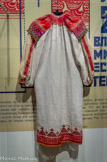 <center>Chemise de femme carélienne, dite rubaha</center>Vessiegonsk, région de Tver, Russie XIXe siècle.
Toile de lin, toile de coton, broderie, paillettes.
Mucem, collection d'ethnologie d’Europe, dépôt du Muséum national d’histoire naturelle, Marseille, don Dounaieff.