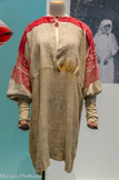 <center>Chemise de femme seto à manches longues, piki käustaga hamä.</center>Helbi, Setomaa, Estonie, vers 1860 Toile de coton, broderie
Mucem, collection d’ethnologie d'Europe, dépôt du Muséum national d’histoire naturelle, Marseille Inv. DMH1937.48.2, mission Boris Vildé et Léonide Zouroff
Cette chemise, encore portée à la fin du XIXe siècle par Efimia Legri, a été collectée en 1937 dans le Setomaa, en Estonie. Elle possède des manches d'une longueur d'un mètre cinquante qui, une fois enfilées, forment sur les avant-bras une grande quantité de plis. Pour travailler, celle qui la porte passe les bras dans les fentes et noue les bouts des manches soit sur la nuque, soit dans le dos. Photographie : Efima Legri portant la chemise lors de l’enquête de Boris Vildé, 1937