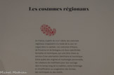 <center>Les costumes régionaux</center>En France, à partir du XVIIIe siècle, les costumes régionaux s'opposent à la mode de la cour en vogue dans la capitale. Les costumes d'Alsace, de Provence et de Bretagne ont leurs spécificités formelles et techniques, qui vont être mises au service d'une valorisation identitaire et touristique. Entre quête des origines et mythologie personnelle, les créateurs les mobilisent pour leur ancrage dans le temps long de la tradition, entre hommage et simplification ou exagération des formes, des techniques ou des motifs.