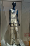 <center>Paco Rabanne. Combinaison.</center>Collection haute couture printemps-été 1997, passage n°4.
Carrés, triangles et lamelles de PVC blanc crème, assemblage par anneaux de métal.
Patrimoine et archives Paco Rabanne, Paris