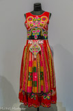 <center>Costume de mariée et Aumônière dite algibeira</center>Costume de mariée.
Viana do Castelo, Portugal, 2e moitié du XXe siècle Laine, velours, cotonnade
Mucem, collection d’ethnologie d'Europe, dépôt du Muséum national d'histoire naturelle, Marseille. <br>
Aumônière. Viana do Castelo, Portugal, XIXe siècle Drap, broderie. 
Mucem, collection d'ethnologie d'Europe, dépôt du Muséum national d'histoire naturelle, Marseille, collection d’Aumale. <br>
Ce costume féminin est célèbre au Portugal pour sa couleur rouge très vive et l'inscription « Amor» sur son aumônière. L'abondance et la richesse des ornements marquent le statut social de celle qui le porte. Eisa Schiaparelli a réalisé un gilet très semblable, reprenant les mêmes couleurs, motifs et forme, aujourd'hui conservé au Metropolitan Muséum de New York