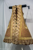 <center>Manteau de mariée musulmane, dit fermele ou xhybe</center>Albanie du Nord, fin du XVIIe siècle - début du XVIIIe siècle
Drap (importé de Vienne), galons et fils d'or, soutache, perles, cretonne
Mucem, collection d'ethnologie d'Europe, dépôt du Muséum national d'histoire naturelle, Marseille
Inv. DMH1897.63.12, don du vicomte Jules de Cuverville