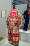 <center>Kenzo Takada. Robe de mariée.</center>Collection prêt-à-porter automne-hiver 1982. Taffetas, rubans de jacquard, dentelle de fils métalliques.
Kenzo Heritage.