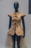 <center>Franck Sorbier. Robe Paresseux.</center>Collection haute couture « Help » hiver 2018-2019. Raphia, paille. Mucem, Marseille, don du fonds de dotation Sorbier. <br>Le créateur de cette robe a utilisé des fibres comme de la paille pour la réaliser. Son but est de respecter la nature et de ne pas créer de pollution inutile. Cette robe fait partie d’une collection qu’il a présentée pour sensibiliser à la disparition de certaines espèces comme le Babouin penseur ou le Paresseux.
Le paresseux, ce singe de la forêt amazonienne, a inspiré la robe que tu regardes pour sa couleur, ses formes et les matériaux utilisés