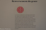 <center>Renversement du genre</center>Le costume traditionnel a davantage perduré dans son usage chez les femmes que chez les hommes. Certaines pièces emblématiques du costume traditionnel masculin sont ici montrées en dialogue avec les créations de couturiers qui les détournent, les réinventent pour inverser les codes et permuter les genres : la coiffe du Tyrolien comme le fez deviennent des pièces destinées aux femmes, tandis que le catsouli des Macédoniennes dériverait, selon la légende, du casque des soldats d'Alexandre le Grand.