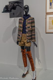 <center>Chanel.</center>Défilé de la collection Métiers d’art 2014-2015 « Paris-Salzbourg », passages n° 42 et 61.
Pull : tricot de laine ; short : sergé de coton brodé en boutis ; veste : tweed fantaisie de laine mélangée et Lurex, broderie de sequins, de perles de verre, de perles en résine, de chaînettes en métal doré, éléments en feutre et en cuir découpé. Patrimoine de Chanel, Paris.<br>Pour la collection Paris-Salzburg 2014/15, Karl Lagerfeld revisite les éléments du style tyrolien et le vestiaire traditionnel autrichien dans des lignes très contemporaines. Chaque année