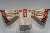 <center>Chemise d’homme.</center>Mezekövesd, région de Borsod, Hongrie Début du XXe siècle.
Broderies matyô.
Mucem, collection d'ethnologie d'Europe, dépôt du Muséum national d'histoire naturelle, Marseille