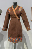 <center>Kenzo par Kenzo Takada. Robe</center>Collection prêt-à-porter automne-hiver 1971. Laine bouillie, sergé, toile de coton.
Kenzo Heritage