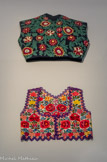 <center>Gilets.</center>Gilet pour femme.
Sioagard, région de Tolna, Hongrie, XXe siècle. Toile de coton brodée de fils de coton.
Mucem, collection d’ethnologie d'Europe, dépôt du Muséum national d'histoire naturelle, Marseille
<br> Hermès.
Gilet à motifs de fleurs.
Paris, années 1950. Laine brodée.
Conservatoire des créations Hermès, Paris