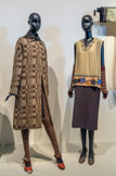 <center>Dries Van Noten. Ensembles de jour.</center>Collection automne-hiver 2004-2005.
Jupe : laine et coton ; chemise : soie ; mitaine : laine. Manteau : alpaga et coton ; jupe : laine ; pull : laine.
Dries Van Noten, Anvers. <br>
Issu d'une famille de tailleurs, Dries Van Noten est diplômé de la prestigieuse Académie royale des beaux-arts d'Anvers. Il est l'un des membres des « Six d'Anvers », un groupe de jeunes stylistes belges qui se sont installés à Londres en 1986 pour y lancer leurs marques éponymes. Le créateur est réputé pour son éclectisme, marqué par la juxtaposition d’imprimés, de textures, de couleurs et de coupes.