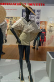 <center>Simon Porte Jacquemus. Modèle Arlésienne</center>Mai 2017.
Gilet sans manches et jupe en toile de coton noire imprimée de motifs provençaux.
Jacquemus, Paris 2004.