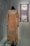 <center>Mariano Fortuny. Robe. </center>Venise, Italie, vers 1920-1930 Velours de soie, doublé de pongé de soie
Mucem, Marseille. Échantillon.
Fès, Maroc, XXe siècle Toile de coton, broderie
Mucem, collection d'ethnologie d'Europe, dépôt du Muséum national d'histoire naturelle, Marseille, don Edmée Arma. <br>
Échantillon. Pièce « méditerranéenne » par excellence, où le goût d'un Orient rêvé s'ajouté à la passion de Fortuny pour l'hellénisme, cette robe atteste de ses recherches sur le traitement du velours et sur les techniques de l'estampage. Elle est mise en relation avec une pièce provenant vraisemblablement de Fès, anciennement identifiée comme russe, témoignage de la confusion fréquente qui règne pour l'identification des costumes traditionnels.