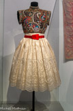 <center>Jean Patou par Christian Lacroix.</center>Ensemble du soir. Fleur de pois.
Collection haute couture printemps-été 1987
Toile de soie, broderie en perles de verre, paillettes et fils de soie, taffetas, broderie anglaise, tulle, satin.
Musée des Arts décoratifs, Paris. <br>
Un motif est répété sur la jupe en dentelle et sur le haut. Ce motif ressemble à une grande goutte d’eau et on le retrouve souvent sur les tissus de Provence (nappes, torchons, jupes...).
À l’origine sur les couronnes des rois, ce motif ne vient pas du sud de la France... Il a circulé depuis l’Inde jusqu’à Marseille grâce aux voyages et aux bateaux.
