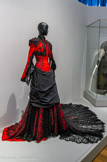 <center>Givenchy par Alexander McQueen. Robe du soir et boléro.</center>Collection haute couture automne-hiver 1997, passage n° 14.
Robe : satin de soie, faille de soie, dentelle, effet de faux plastron brodé de perles de jais ; boléro : satin de soie, broderie de perles façon jais, passementerie et tresse en cheveux
Givenchy Patrimoine, Paris