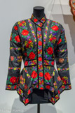 <center>Kenzo par Kenzo Takada. Veste brodée.</center>Collection prêt-à-porter automne-hiver 1987. Soie, jacquard de coton et rayonne.
Kenzo Heritage