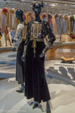 <center>Yves Saint. Laurent Ensembles</center>Collection haute couture automne-hiver 1999 Prototype, ateliers Georgette et Durandaud
Blouse : étamine de laine (maison Gandini) brodée (maison Lesage) ; jupe : velours de soie (maison Durandaud).
Musée Yves Saint Laurent Paris.<br> Yves Saint Laurent participe à la redécouverte de la blouse roumaine en la transformant en pièce de haute couture dans sa collection de l’automne-hiver 1981.
L’ensemble exerce une influence considérable sur tous les couturiers jusqu’aujourd’hui. Yves Saint Laurent en livre à nouveau plusieurs versions dans la collection de l’automne-hiver 1999, avec une palette de couleurs différente.