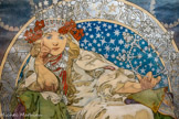 <center>Princesse Hyacinthe</center>1911. Lithographie en couleurs. Dans cette affiche, l’intrigue est évoquée par le cercle qui entoure la figure féminine avec des outils de forgeron, des instruments de sorcellerie et des cœurs. L’actrice tchèque aux yeux de glace domine la composition avec un magnifique costume traditionnel brode, entre autres, de hyacinthes que l'on retrouve également dans sa coiffe.